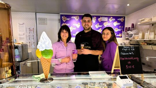 Mustafa (Mitte) und Naile Yilmaz (rechts) haben das beliebte Eiscafé „Eistraum“ in Hetzerath zum 1. Mai übernommen. Vorbesitzeri
