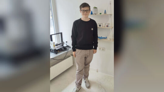 Der 15-jährige Unternehmer zeigt einige seiner Produkte aus dem 3D-Drucker.