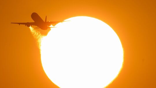 Flugzeug bei Sonnenuntergang
