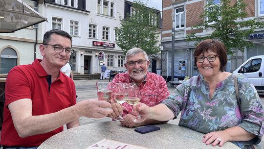 Lust auf das Flair des Feierabendmarkts hatten auch (von links) Matthias Spira aus Sponheim, Bruno Gaul und Christel Auler (beid