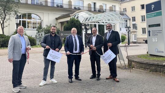 Bürgermeister Thomas Blechschmidt (von links), Stephan Butzbach, Helmut Anzer, der General-Manager des Kurhauses, BGK-Geschäftsf