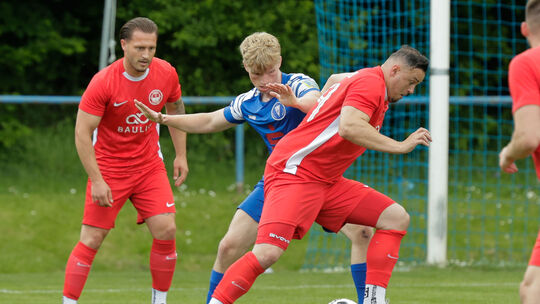 Dzenis Ramovic (vorn am Ball), der Trainer von Anadolu Koblenz, ist froh, wenn die Saison vorüber ist. Zuerst steht aber noch da