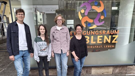Frank Heinzen freut sich mit seinem inklusiven Team, sichtbar in einem lebendigen Umfeld mitten in der Stadt zu arbeiten. Dazu g