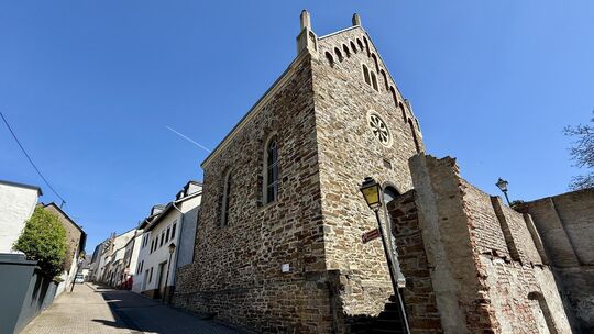 Zu den sichtbaren Spuren jüdisches Lebens in Münstermaifeld gehört die Synagoge, die über viele Jahre hinweg wieder aufgebaut wu