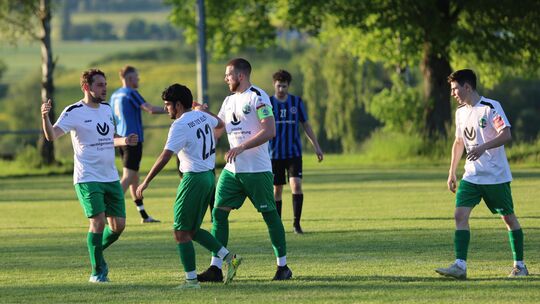 Jubel beim TuS Ellern über das zwischenzeitliche 2:0 von Jonas Schmitz (links) beim 7:0 gegen Laudert II - und Jubel beim TuS üb