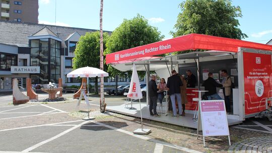 Das Infomobil der Deutschen Bahn gastierte kürzlich auf dem Rathausplatz in Bad Hönningen. Hier konnten Fahrgäste Bahnmitarbeite