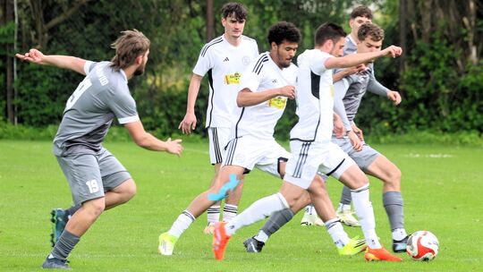 Die SG Feldkirchen/Hüllenberg (weiße Trikots, hier im Spiel gegen den CSV Neuwied) steht dicht vor dem Aufstieg in die A-Klasse.