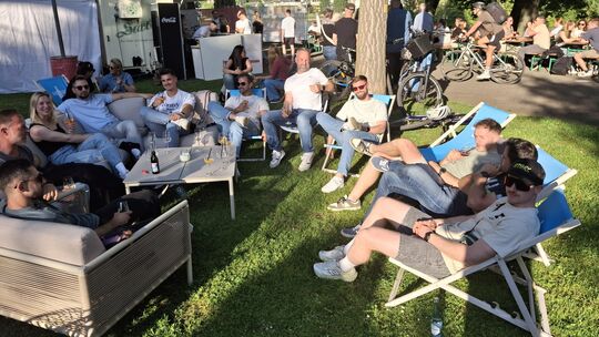 Chillen nach Feierabend - eine Gruppe von Arbeitskollegen zeigt, wie es geht.