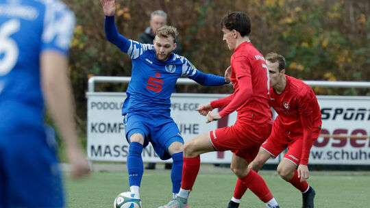 Wie hier im Hinspiel möchte Jeremy Heyer (am Ball) den SV Untermosel ärgern. 3:0 ging das Hinspiel in Metternich damals aus.