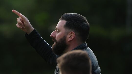Mayens Trainer Marc Steil zeigt es an: Nach oben in die Rheinlandliga soll es gehen.
