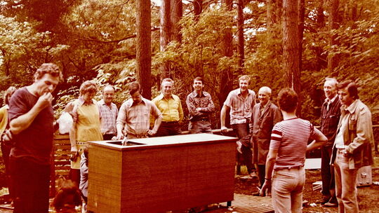Ein Bild aus vergangenen Tagen: In Ransbach-Baumbach werden 1979 die Vorbereitungen für ein Waldfest getroffen.