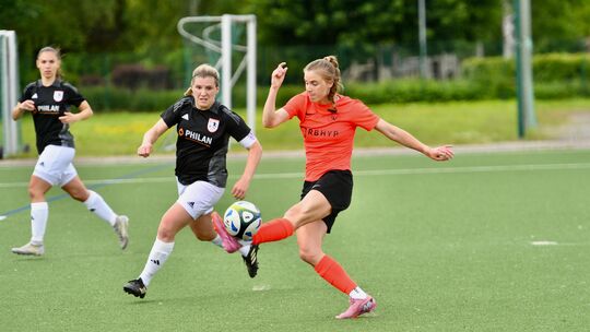 Die Partie in Diez mit Charlotte Wuth (rechts) war die letzte offizielle für Holzbachs Spielführerin Lena Kliebe, die am Sonntag