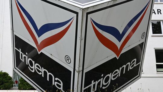 Ein Logo der Bekleidungsfirma Trigema ist am Gebäude des Firmensitzes angebracht. Auch in Mülheim-Kärlich wird Trigema nun aktiv