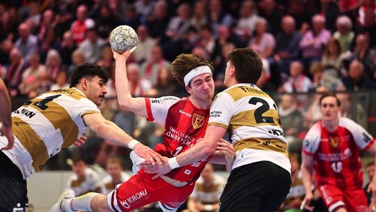 Sören Servos (am Ball) und sein TuS Ferndorf wollen in Ludwigshafen den Klassenverbleib klarmachen.
