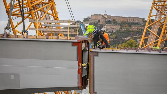 Ab 26. Mai steht der Einhub der nächsten Stahlbauteile an der Pfaffendorfer Brücke in Koblenz an.