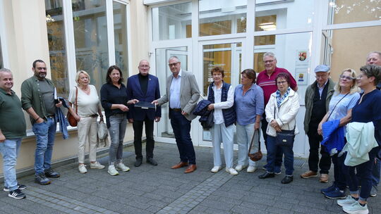 Einige Bürger aus Heimersheim hatten Unterschriften gegen den geplanten Standort des Kindergartens gesammelt und die Liste vor d