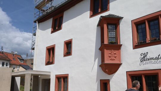 Innen ist die Sanierung des Priorhofs fast abgeschlossen, außen muss der Hof noch befestigt werden, damit Besucher den Eingang e