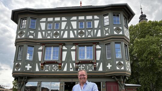 Alexander Klopfer betreibt gemeinsam mit seine Vater das Brückenhaus und feiert Ende am Mai "Ein Jahr Weinstube im Brückenhaus".