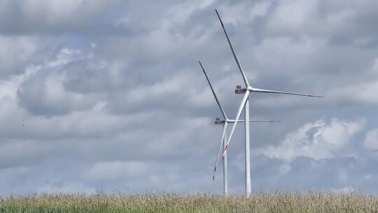 In Desloch drehen sich bereits Windräder. In Hundsbach und Schweinschied könnte es 2028 soweit sein, wenn es Einigkeit über die