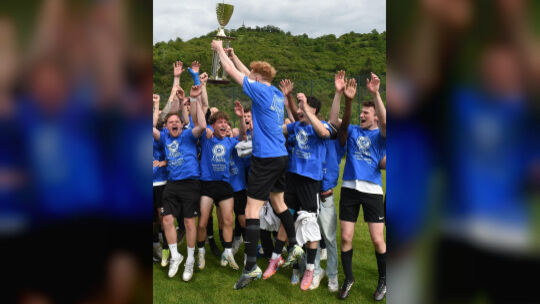 Da ist der Pott: Die SG Disibodenberg bejubelt die Meisterschaft in der B-Klasse Bad Kreuznach 2 und fährt zum Schaulaufen ins B