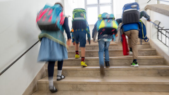 Kinder bewegen sich in ihren Schulen meist ganz unbesorgt. In einer Koblenzer Förderschule soll es zu einem sexuellen Übergriff