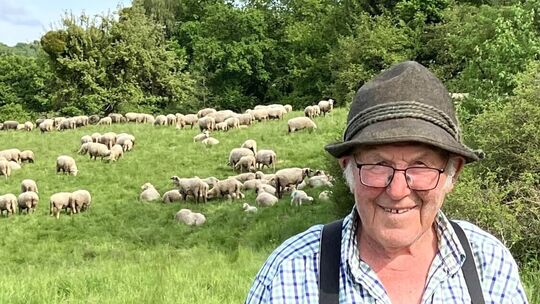 Blickt immer noch scharf beobachtend, aber verschmitzt unter seinem Hut hervor: Schäfer Jakob Jakobs geht noch nicht in den Ruhe Blickt immer noch scharf beobachtend, aber verschmitzt unter seinem Hut hervor: Schäfer Jakob Jakobs geht noch nicht in den Ruhe