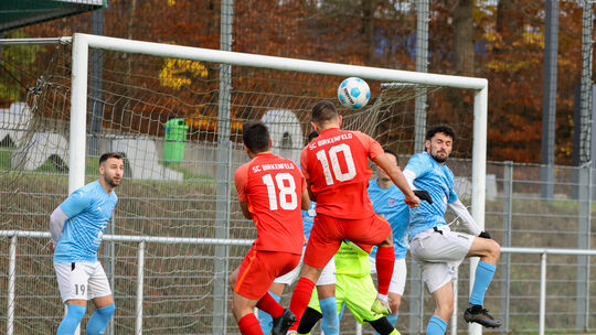 Im Hinspiel gewann der FSV Blau-Weiss Idar-Oberstein (hellblau) beim SC Birkenfeld 2:1. Eine Wiederholung dieses Resultats würde