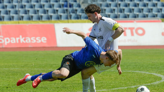 Wenn der FC Emmelshausen-Karbach um Kapitän Sebastian Saftig (in Weiß) eines seiner letzten beide Spiele in Worms am Sonntag und