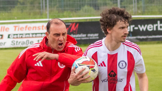 Nein, Marco Reich beschimpft hier nicht etwa Fabian Sagawe, sondern der Chefcoach des SC Idar-Oberstein feuert seinen schnellen