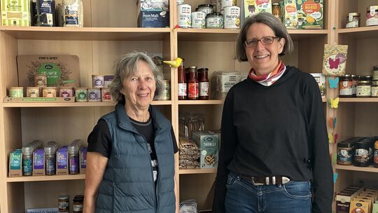 Walburga Greiner (links) und Silke Olesen sind die Sprecherinnen des Weltladens Remagen-Sinzig.