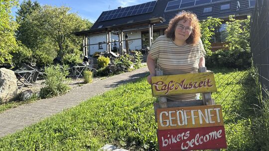 Willkommen im Café Auszeit: Hier verwöhnt Sandra Kochan die Gäste mit selbst gebackenem Kuchen.