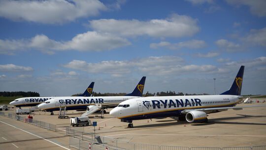 Maschinen des irischen Billigfliegers Ryanair sind vor dem Passagierterminal des Flughafens Hahn geparkt. Vom einzigen größeren