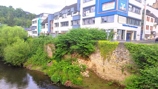 Die eingestürzte Mauer am Ernst-Scheuern-Platz wird schon wieder, wie auch die daneben liegende historische Aartreppe, durch Büs