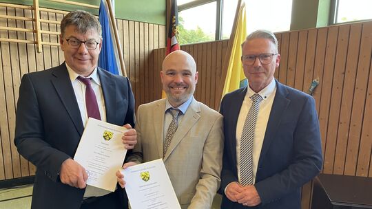Haiko Grün (Mitte) unterstützt ab 1. Juni als neuer Erster Beigeordneter Bürgermeister Markus Lüttger (rechts). In der Sitzung d