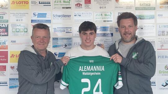 Das Trikot ist beflockt: Nils Schwarz (Mitte) rückt fest in den Verbandsliga-Kader von Alemannia Waldalgesheim auf. Sehr zur Fre