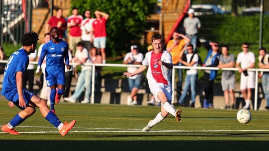 Gleich wird gejubelt: Eisbachtal Jonas Kahles (in Weiß-Rot) trifft hier zum 2:0 gegen Cosmos Koblenz, später machte der auch das