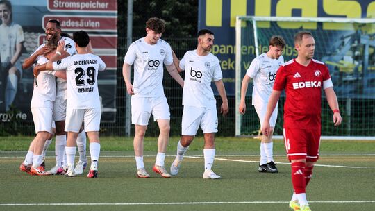 Am Ende war's deutlich: Die SG 99 Andernach (weiße Trikots) konnte beim letzten Saisonspiel gegen den FV Rübenach gleich achtmal