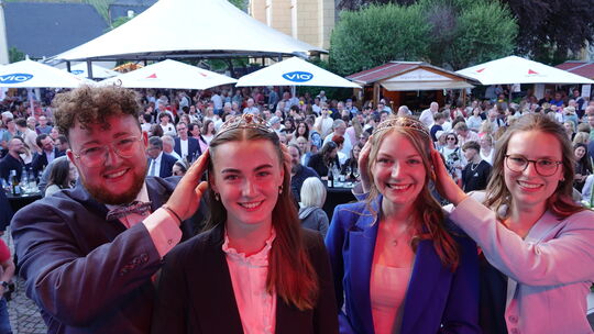 Die neue Ahrweinkönigin Anna Knieps (2. von links) und Ahrweinprinzessin Hannah Schooß (3. von links) erhielten von ihren Vorgän