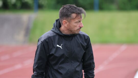 Der skeptische Blick von SG2000-Coach Nenad Lazarevic sagt nichts über dessen Gemütszustand. Er war mit den jüngsten beiden Auft