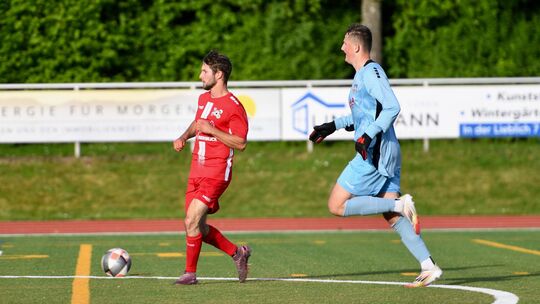 Die Entscheidung im Mons-Tabor-Stadion: Weil Montabaurs Torwart Niclas Fasel (rechts) bei einem Standard in der Nachspielzeit mi