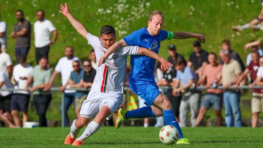 Jannik Zeuner (rechts), hier im Zweikampf mit Mustafa Yilmaz, brachte die SG Müschenbach nach dem 1:2-Pausenrückstand wieder auf