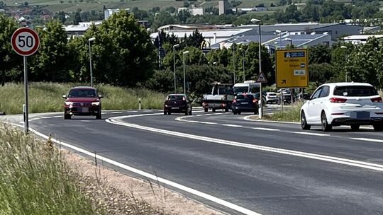Der Verkehr auf dem Abschnitt der B428 zwischen dem Kreisverkehr Bosenheimer Straße und dem Behelfskreisel an der Einfahrt "Am G
