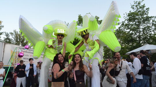 Anima, die beiden Stelzenläufer waren Freitagabend der überraschende Live-Act zum Auftakt des Weinfestival Sip & Sound im Kaiser