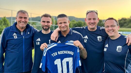 Die Verantwortlichen des TSV Bockenau und ihr neuer Trainer freuen sich auf die Zusammenarbeit (von links): Rolf Stangenberg (Vo