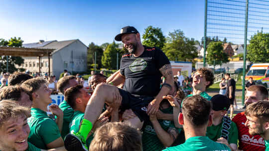 Die Mannschaft trägt den Meistertrainer auf Händen. Christian Schübelin erlebte einen triumphaalen Abschied beim VfR Baumholder.