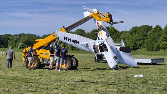 Das Ultraleichtflugzeug kippte nach der Landung aufs Dach und musste mit einem Kran geborgen werden. Der Pilot wurde nur leicht
