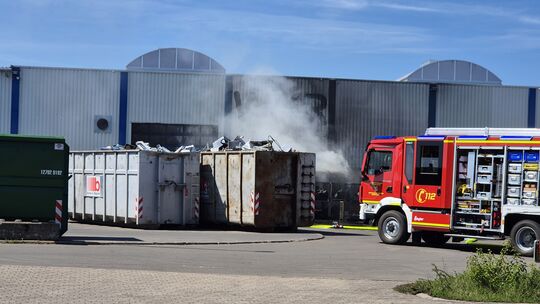 Einsatzkräfte der Feuerwehr im Einsatz auf dem Recyclinghof in Baumholder, wo ein Feuer drohte, angrenzende Hallen zu erfassen.