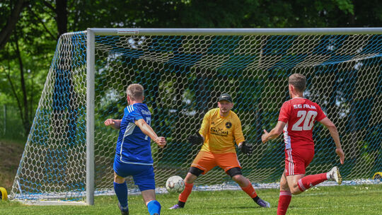 Das letzte Tor der Saison und das letzte Tor von Lino Dörr (in Blau) für den SSV Buchholz: Der langjährige Spielertrainer trifft