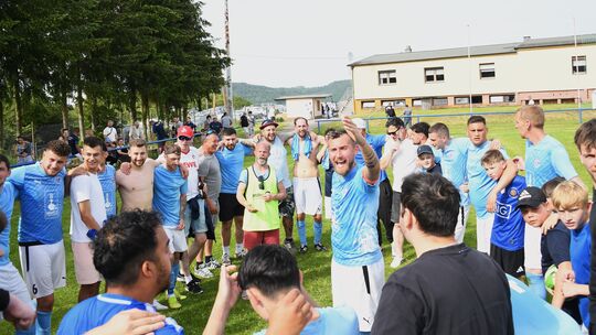 Kapitän Eugen karpunov als Vorsänger im Kreis. Der FSV Blau-Weiss Idar-Oberstein feiert den Klassenverbleib in der Bezirksliga.