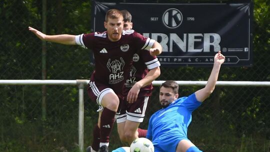 Jeffrey Renner (rotes Trikot) und der FC Schmittweiler-Callbach haben den direkten Klassenverbleib verpasst und müssen nachsitze Jeffrey Renner (rotes Trikot) und der FC Schmittweiler-Callbach haben den direkten Klassenverbleib verpasst und müssen nachsitze